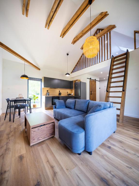 WilczeWilcza Stodoła的客厅里有一张蓝色的沙发和一张桌子