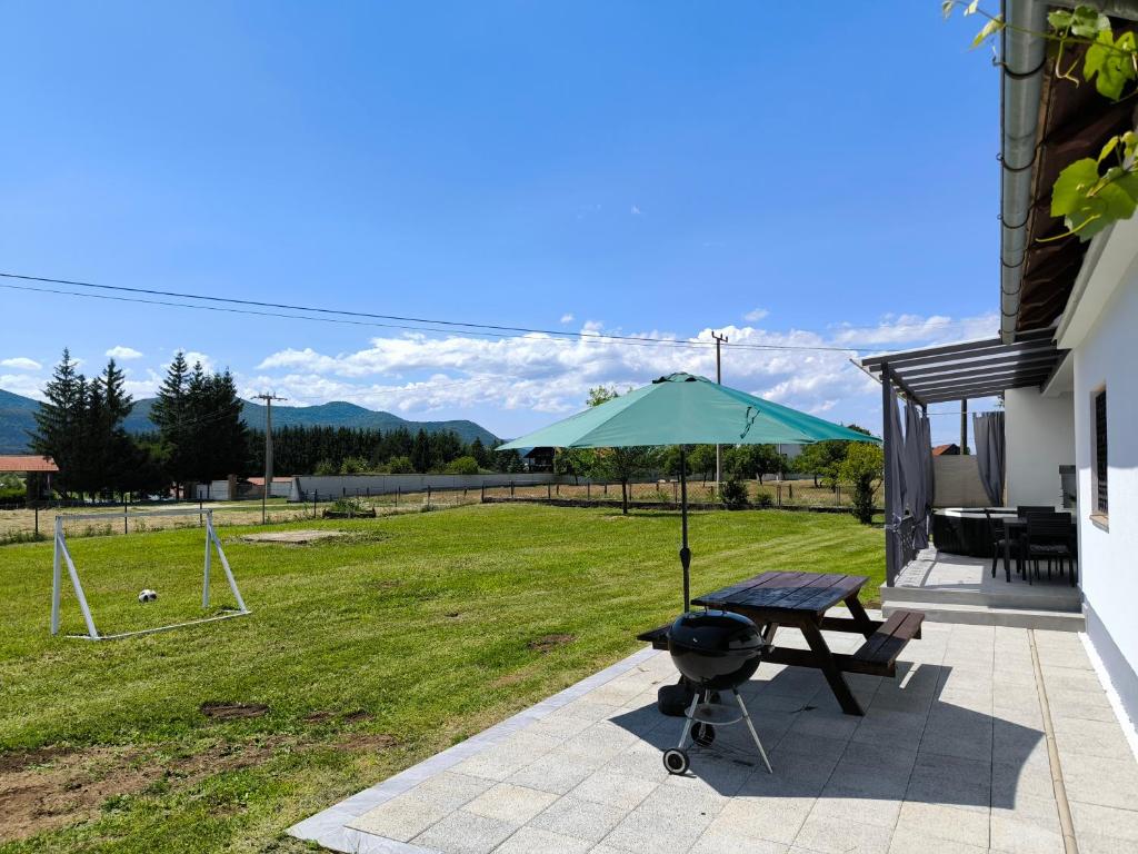 オトチャッツにあるHoliday Home Sinac 2のパティオ(グリル、傘付)