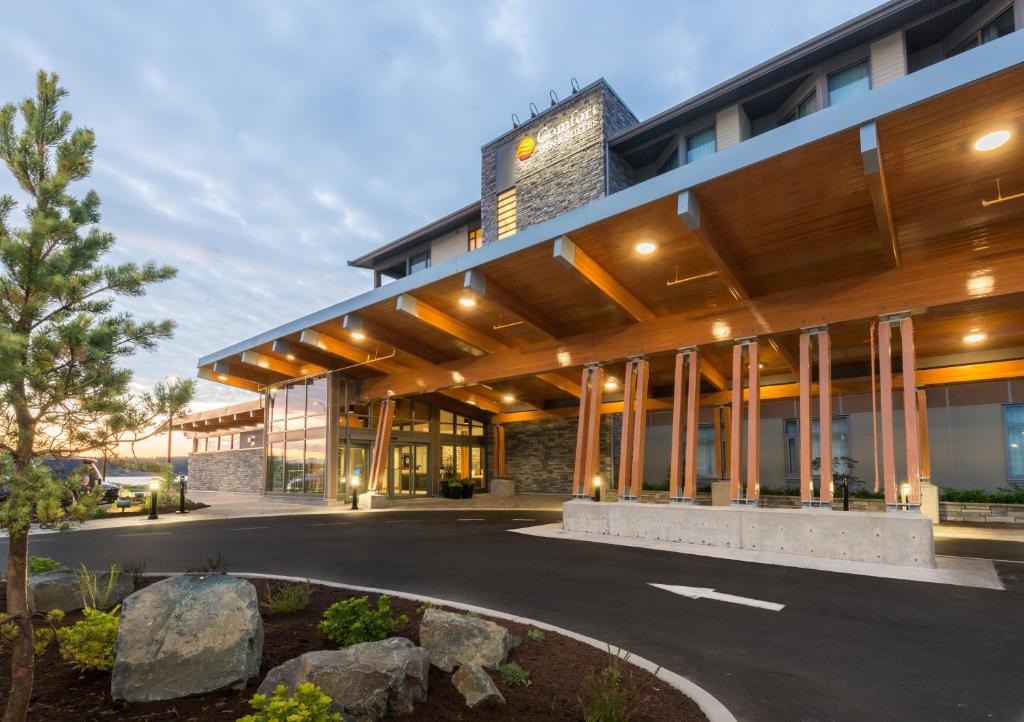 una vista exterior de un edificio con aparcamiento en Comfort Inn & Suites, en Campbell River