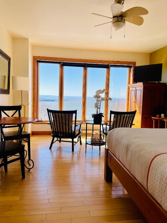 Postel nebo postele na pokoji v ubytování Auberge Cap aux Corbeaux