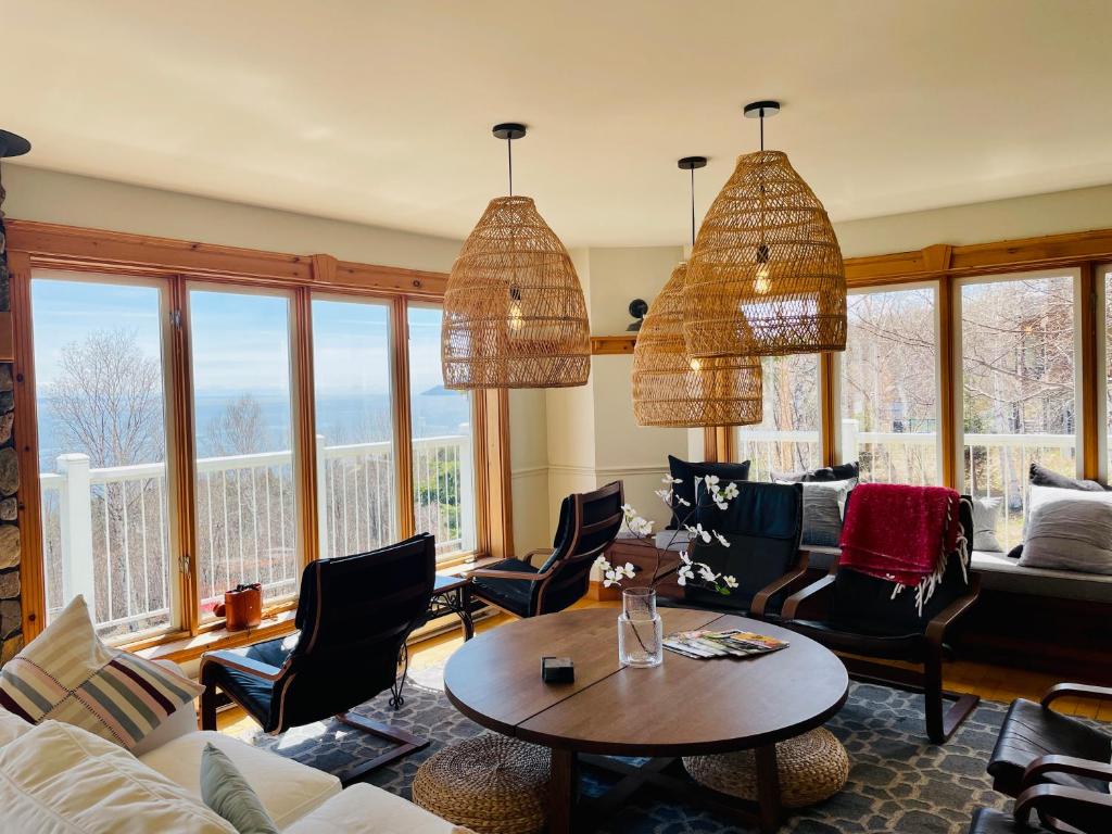 Posezení v ubytování Auberge Cap aux Corbeaux