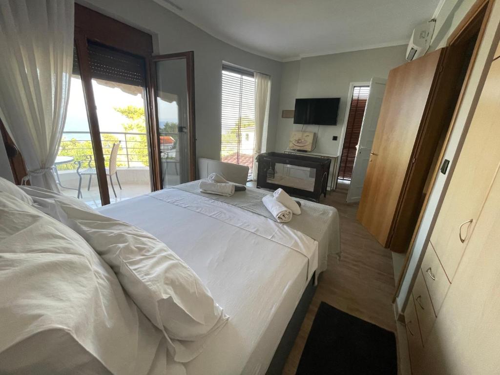Postel nebo postele na pokoji v ubytování Sunny Seaside Villa-90 m from beach