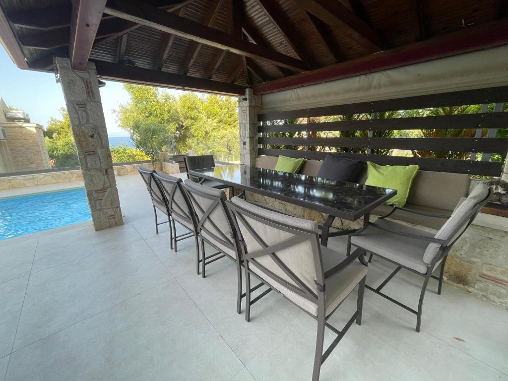 Bazén v ubytování Sunny Seaside Villa-90 m from beach nebo v jeho okolí