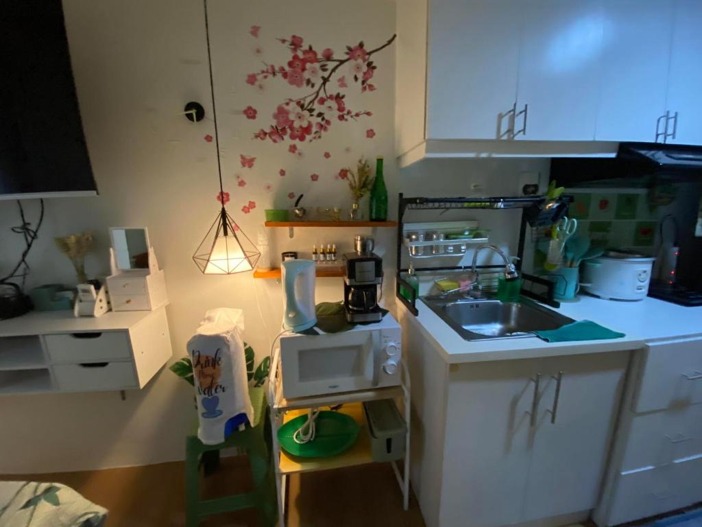 Kuchyň nebo kuchyňský kout v ubytování Summer10th Pinesuites Scandi Minimalist Deluxe