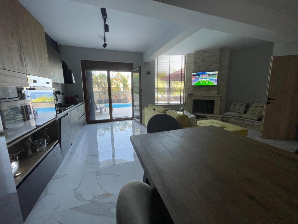 TV a/nebo společenská místnost v ubytování Sunny Seaside Villa-90 m from beach