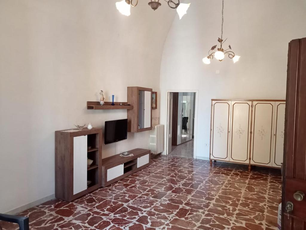un ampio soggiorno con televisione e pavimento di Dimora storica Principi di Savoia a Lecce