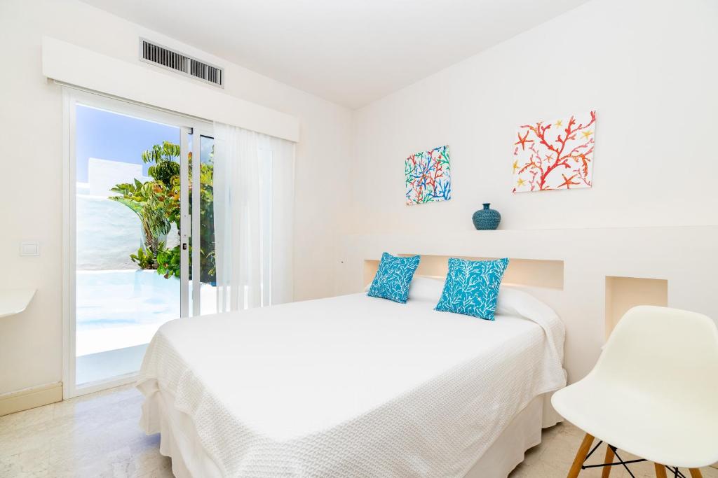 Posteľ alebo postele v izbe v ubytovaní KATIS Villas Boutique in Bahiazul