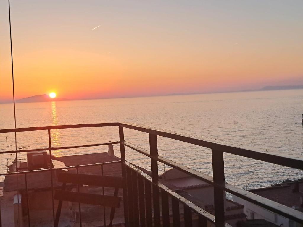メータにあるCasa Vacanza RosaMatildeのクルーズ船のデッキから夕日を望めます。