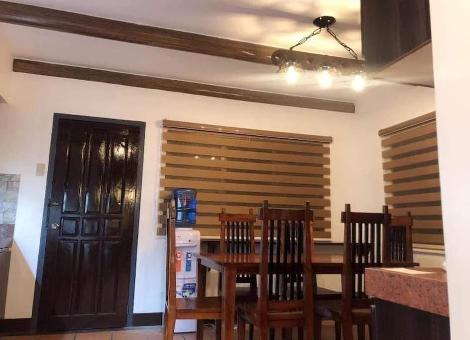Fotografie z fotogalerie ubytování Rustic Log Cabin in Tagaytay v destinaci Tagaytay