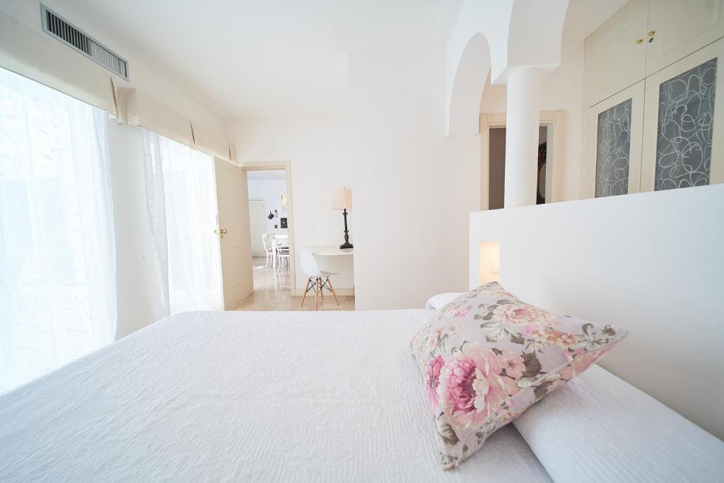 Posteľ alebo postele v izbe v ubytovaní KATIS Villas Boutique in Bahiazul