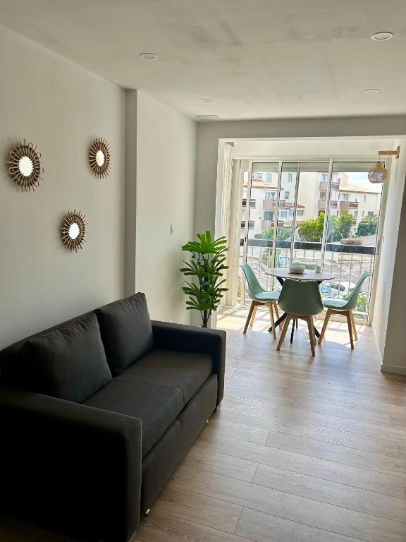 un salon avec un canapé et une table dans l'établissement Appartement moderne, au Cap d'Agde