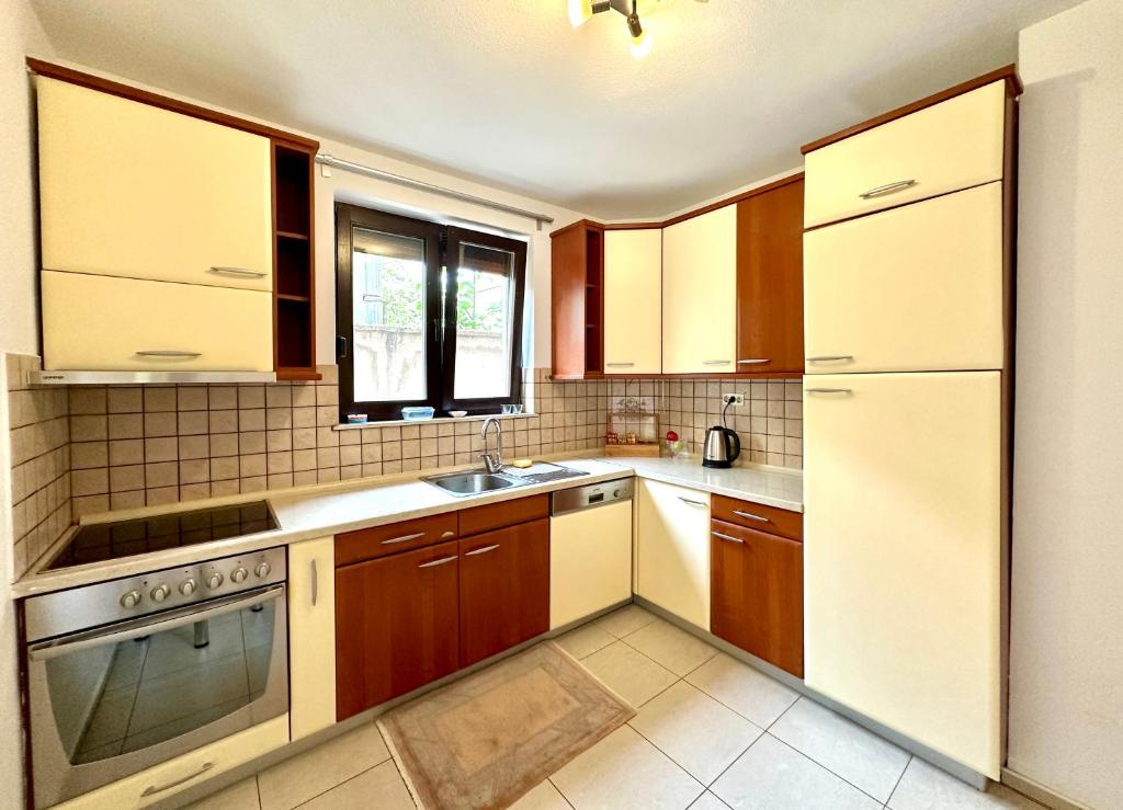 View of Private Luxury Villa with Garden & Basketball Court, Prishtinë (updated ...
