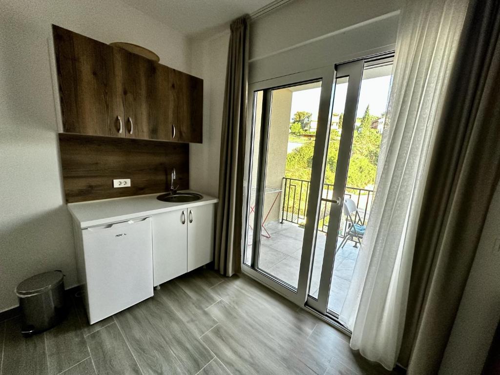 Kuchyň nebo kuchyňský kout v ubytování Akhdar Apartments