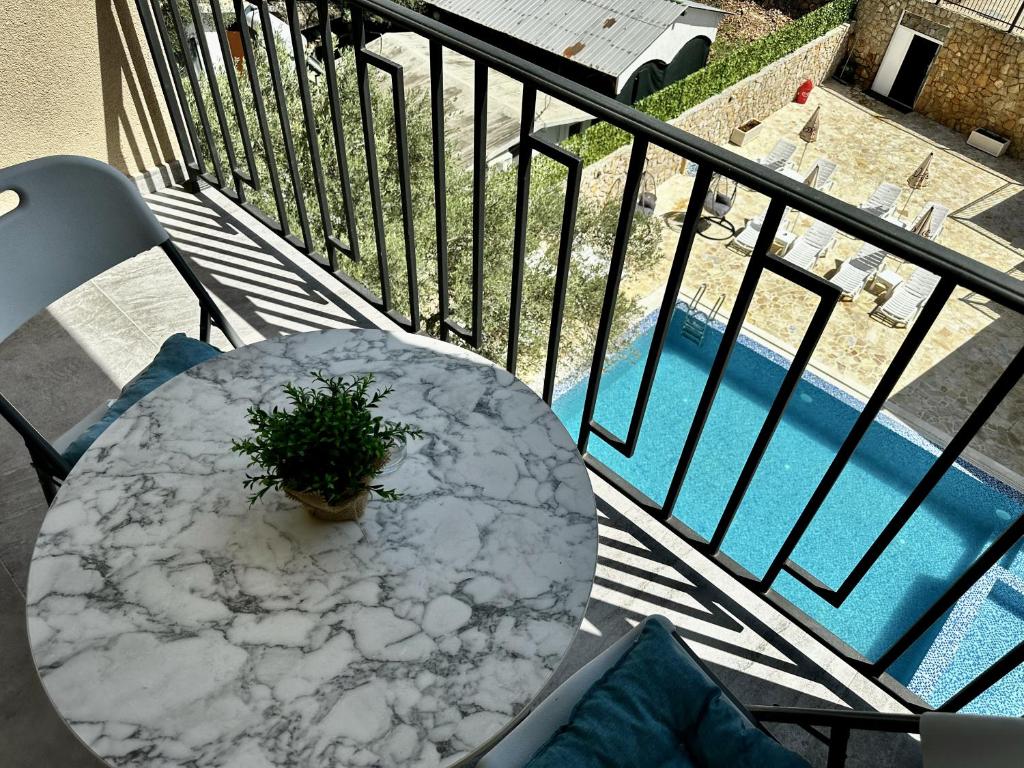 Bazén v ubytování Akhdar Apartments nebo v jeho okolí