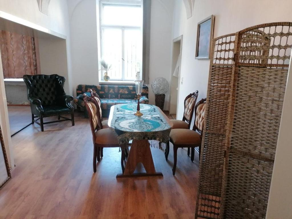 Posezení v ubytování Nr 2 Gemütliche Suite mit King-Size Bett und Essbereich im Zentrum im Neubarockstyle
