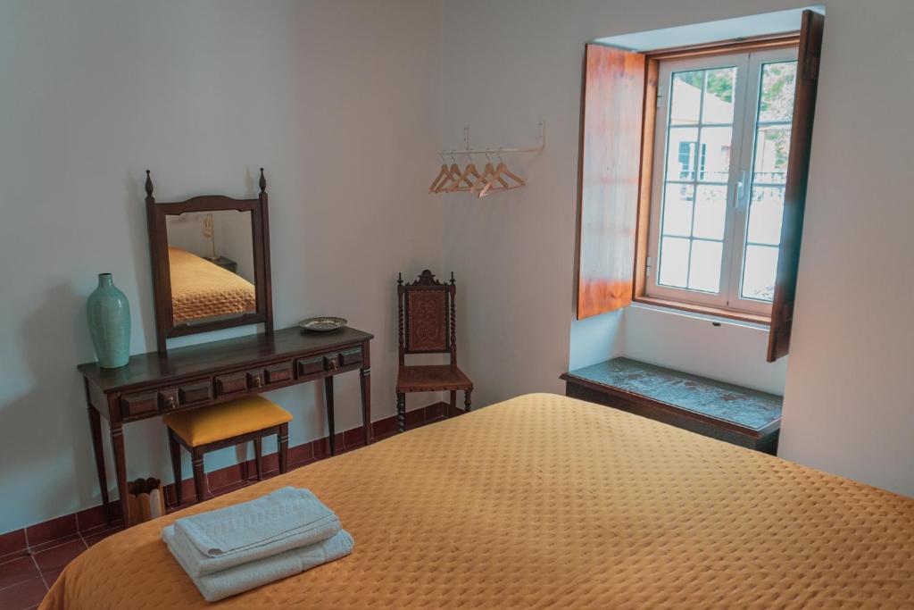 Postel nebo postele na pokoji v ubytování Casa dos Castanheiros Angra do Heroismo