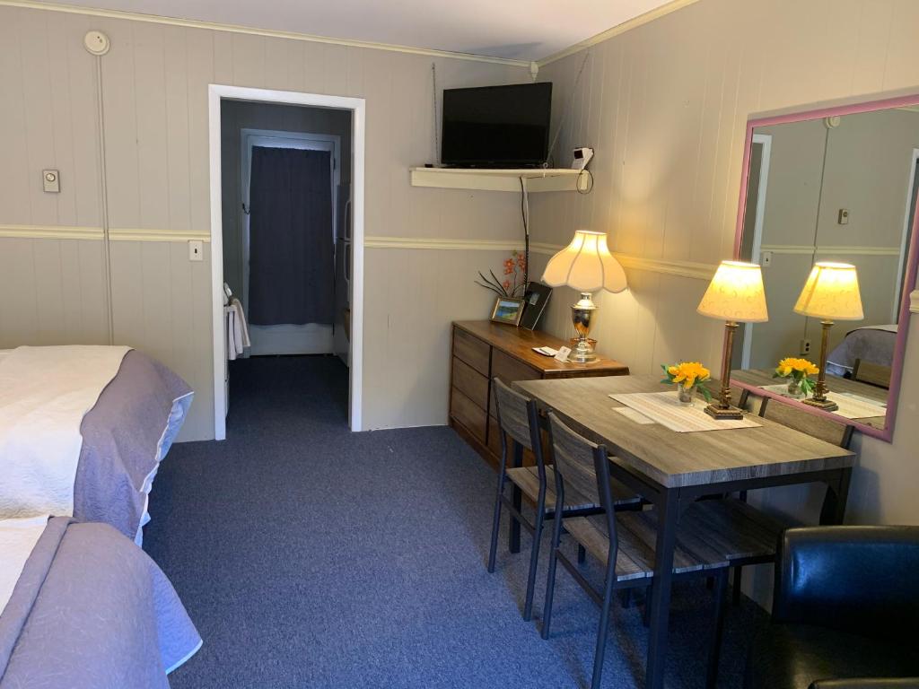 Postel nebo postele na pokoji v ubytování Starlite Motel & Suites