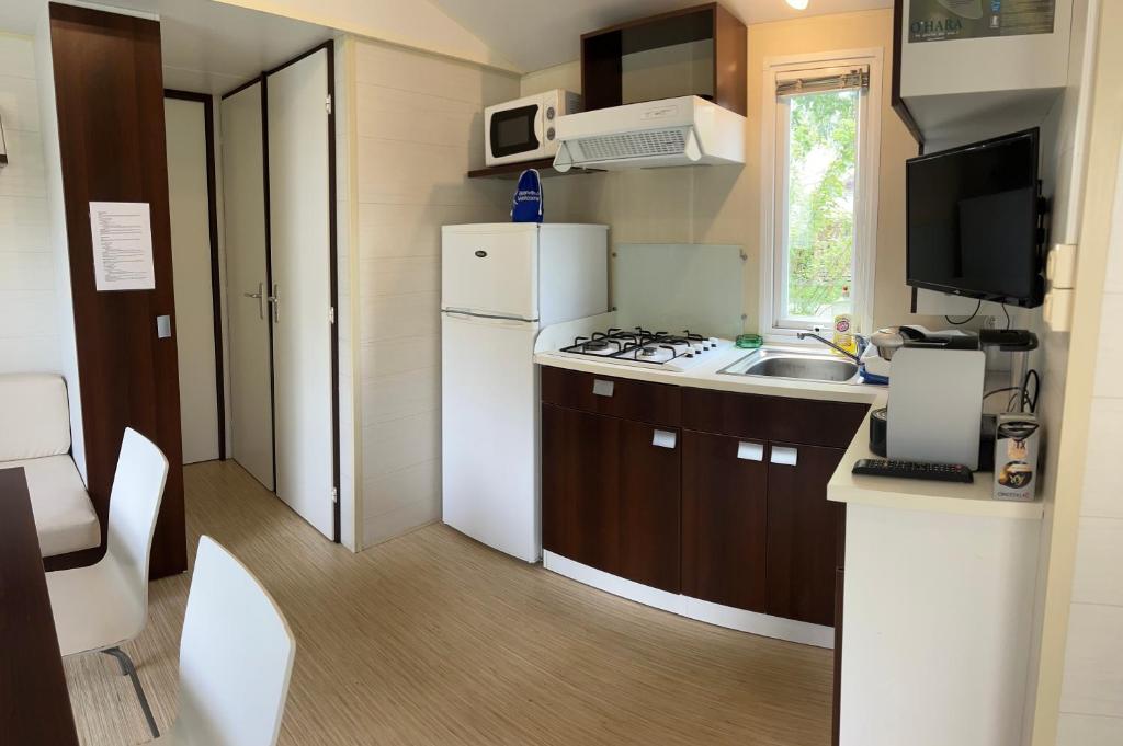 Kuchyň nebo kuchyňský kout v ubytování Mobil Home Ile du Rhin Camping Tohapi-Alsace