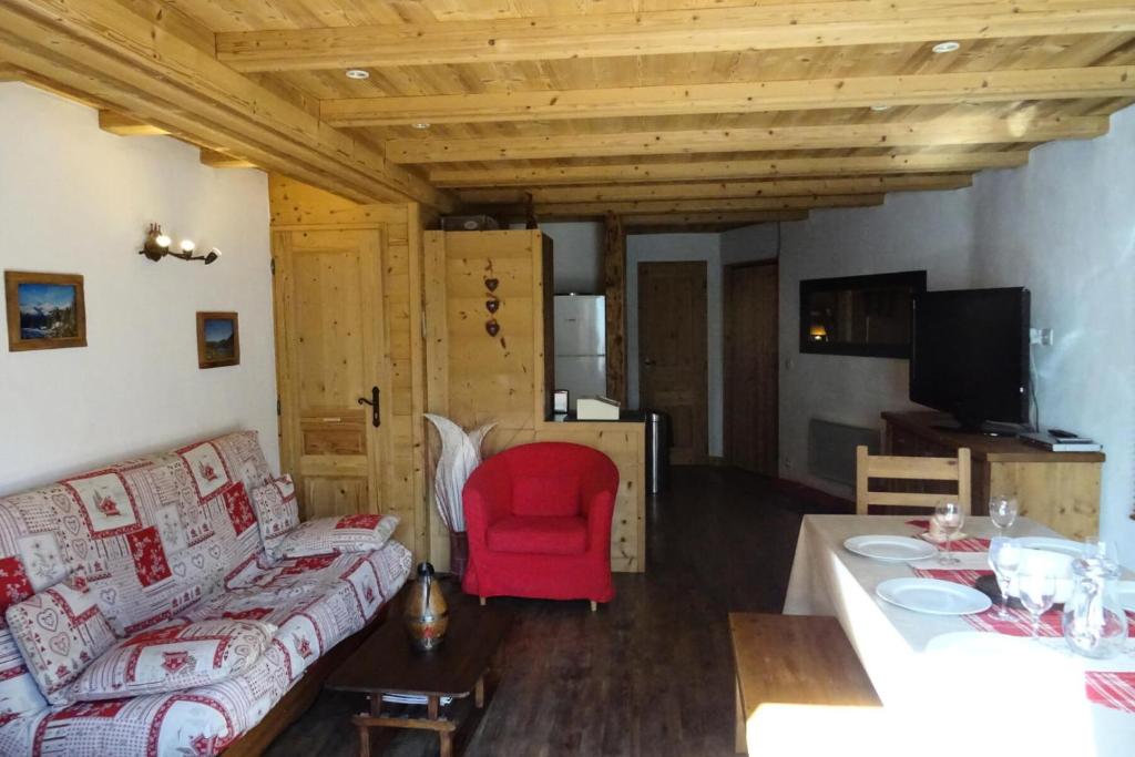 Televízia a/alebo spoločenská miestnosť v ubytovaní Résidence L'horizon - bel appartement 3 pièces pour 6 personnes à Bourg Saint Maurice proche du centre ville et des commerces MAE-1702
