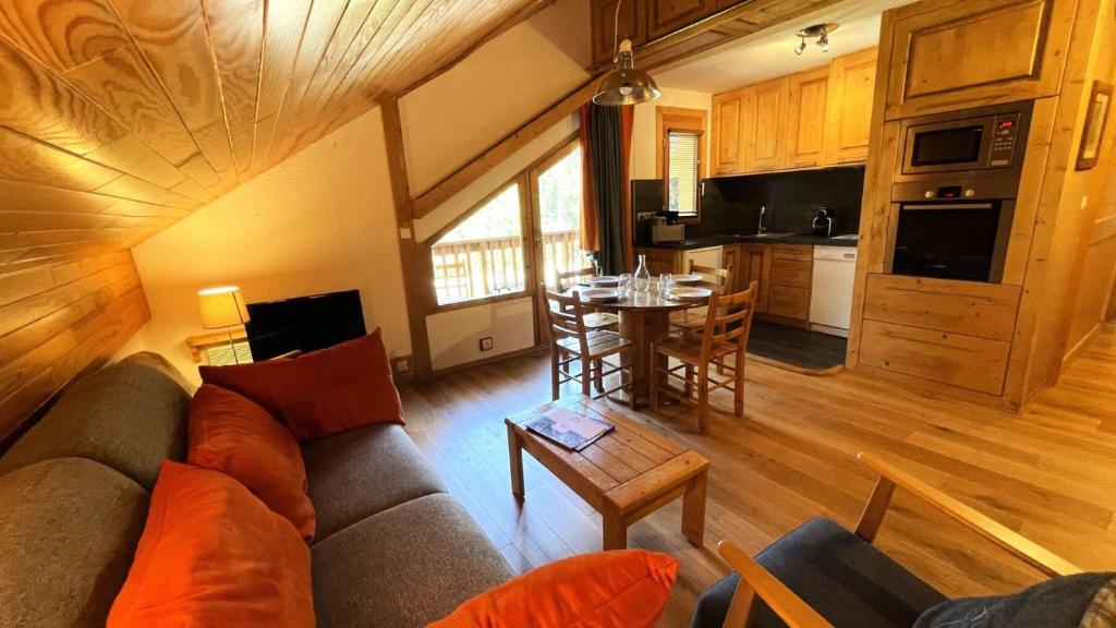 un salon avec un canapé et une table dans une cuisine dans l'établissement Résidence Les Cytelles - Appartement 2 pièces rénové, 5 personnes à Meribel Altiport au pied des pistes et proche du golf MAE-1751, à Les Allues