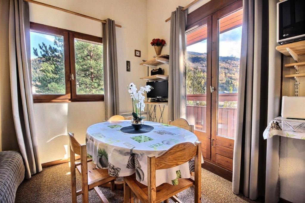 Zdjęcie z galerii obiektu Résidence Glieres - Appartement 2 pièces 5 personnes à Bourg Saint Maurice dans une résidence avec piscine et proche du funiculaire MAE-1760 w mieście Bourg-Saint-Maurice