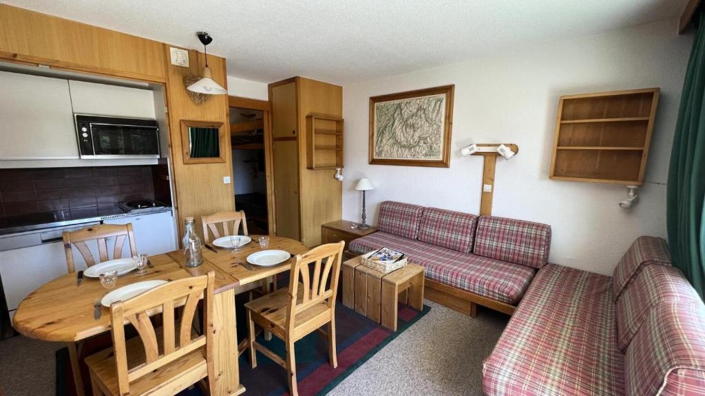 salon z kanapą i stołem w obiekcie Résidence Les Cytelles - Studio pour 4 personnes à Méribel Altiport, au pied des pistes et proche du golf MAE-1804 w mieście Les Allues