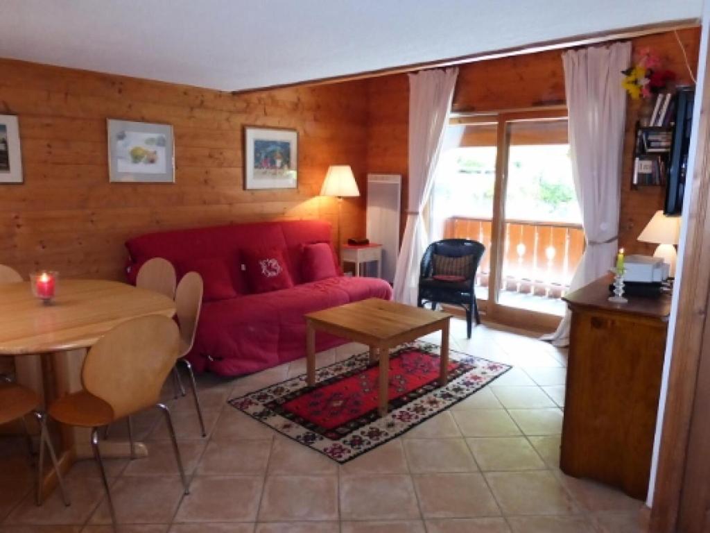 un salon avec un canapé rouge et une table dans l'établissement Résidence Fermes De Meribel G - Agréable appartement 3 pièces 6 personnes à Méribel Village proche des pistes et des commerces de Méribel Village MAE-1882, à Les Allues