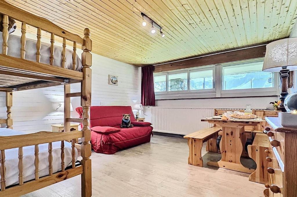 salon z łóżkiem na podwyższeniu i stołem w obiekcie Résidence Neige Et Soleil - Studio 4 personnes à Tignes au pied des pistes et proche des commerces dans le quartier du Rosset. Studio très bien agencé avec MAE-1806 w mieście Tignes