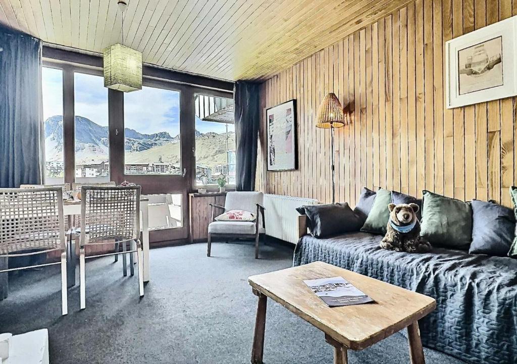 - un salon avec un chien assis sur un canapé dans l'établissement Résidence Lot 300 A Et B - Appartement 2 pièces 4 personnes proche des pistes et des commerces dans le quartier du Lavachet. Situé au 4ème étage d'une rési MAE-1926, à Tignes