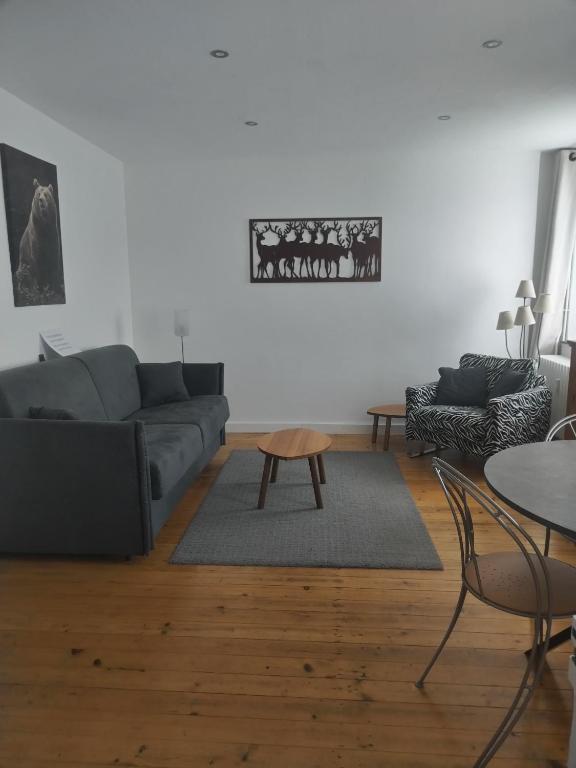 un salon avec un canapé et une table dans l'établissement LaResidence, à Saint-Gervais-les-Bains