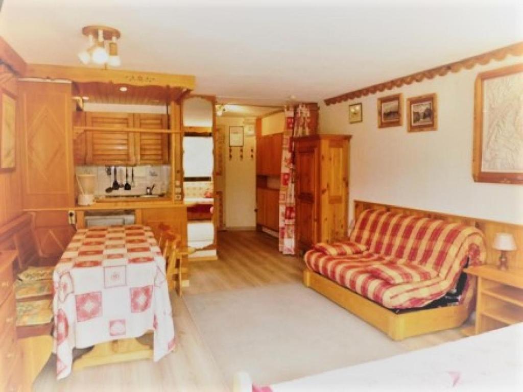 ティーニュにあるRésidence Le Palafour - Studio 5 personnes à Tignes au pied des pistes, des commerces, de l'ESF et de l'office du tourisme dans le quartier du lac. App MAE-2052のベッドとソファのあるリビングルーム