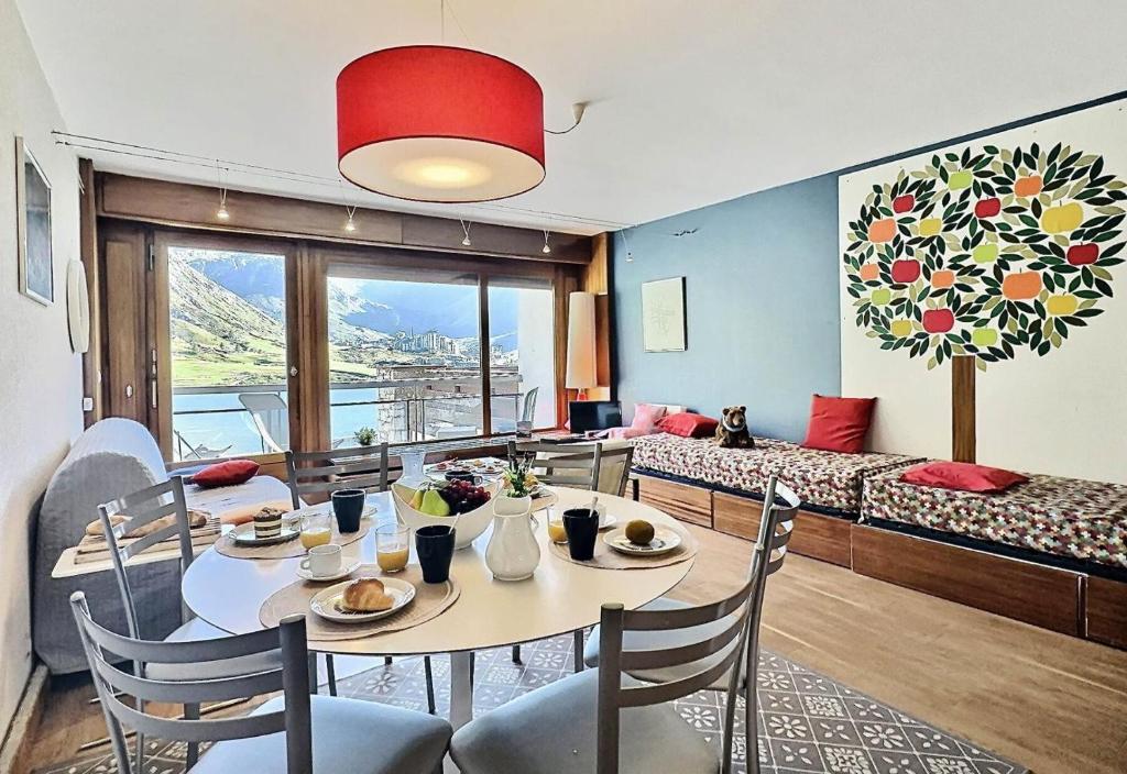 a living room with a table and chairs and a couch at Résidence Les Ducs De Savoie - Appartement 2 pièces 6 personnes à Tignes au pied des commerces, du bowling et proche des pistes, de la piscine et de l'office d MAE-2010 in Tignes