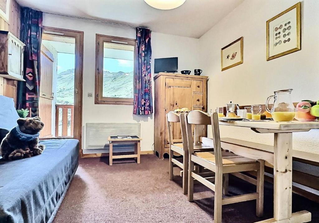 une pièce avec une table et une salle à manger dans l'établissement Résidence Divaria - Studio 4 personnes à Tignes au pied des pistes et proche des commerces dans le quartier du Lac. MAE-2136, à Tignes