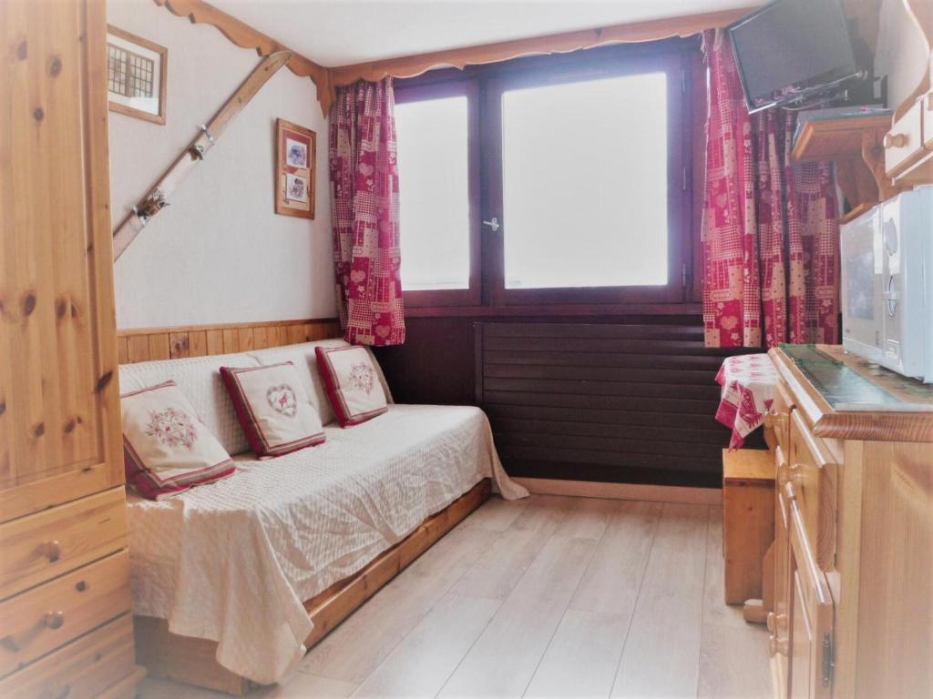 una piccola camera da letto con un letto e una finestra di Résidence Le Palafour - Studio 2 personnes à Tignes au pied des pistes, des commerces, de l'ESF et de l'office du tourisme dans le quartier du lac. Appa MAE-2160 a Tignes