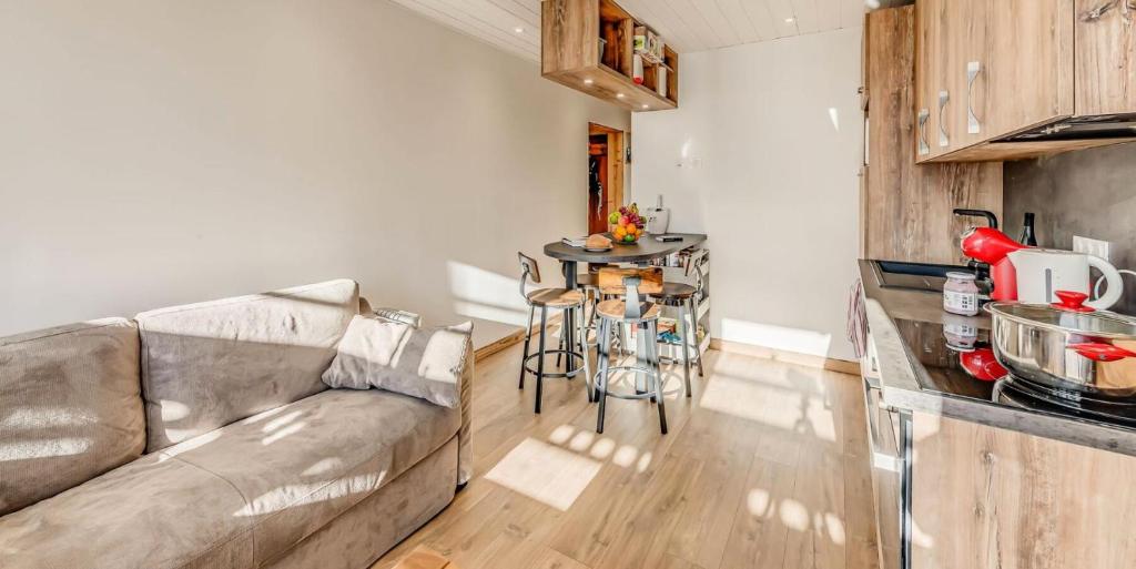 un salon avec un canapé et une table dans l'établissement Résidence Hameaux De Toviere - Terrasse de 35m², un emplacement unique à TIGNES MAE-2591, à Tignes