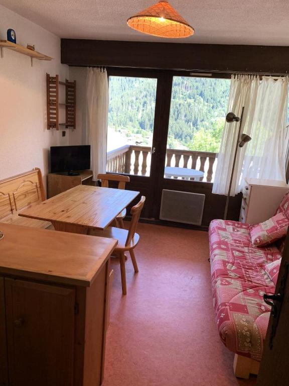 un salon avec une table et un canapé dans l'établissement Résidence Dryades - Les Hauts De Planchamp - Studio pour 4 Personnes MAE-3341, à Champagny-en-Vanoise
