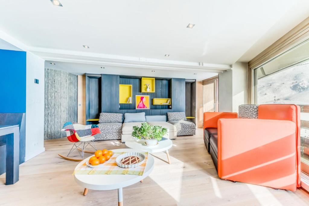 un salon avec un canapé et une table dans l'établissement Résidence Palafour - Appartment en duplex 3 - 80m2 - 8 personnes - Toit terrasse MAE-3377, à Tignes