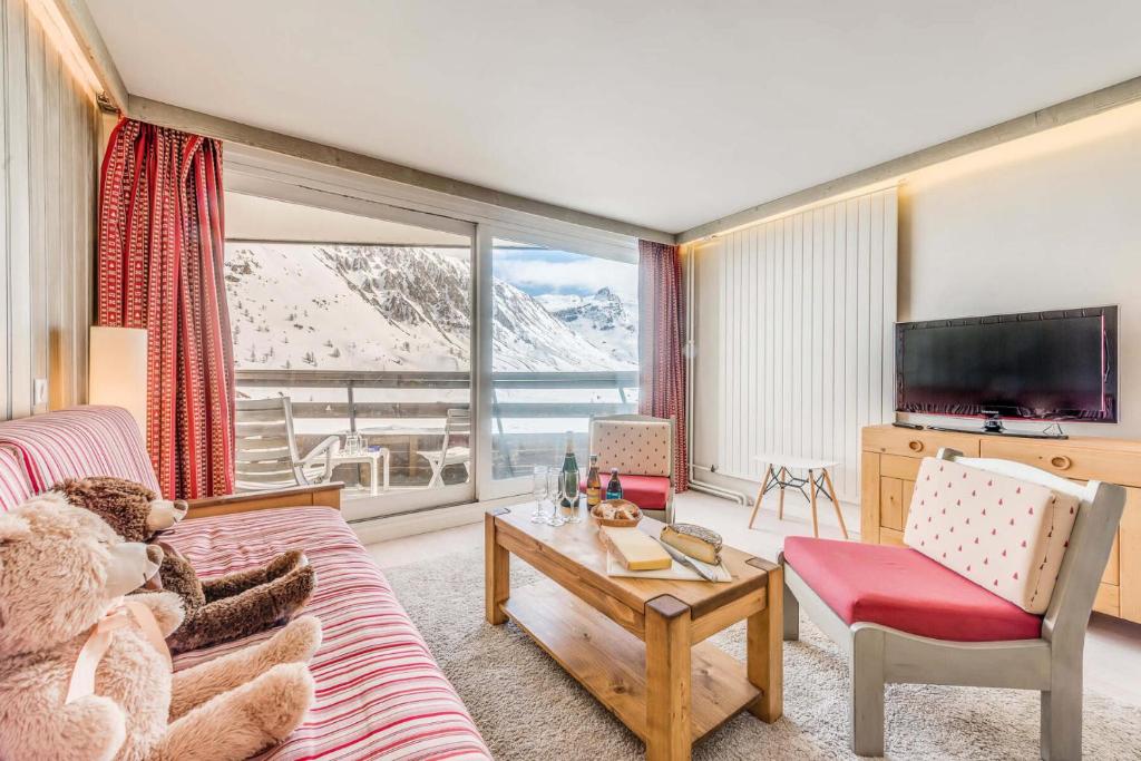 - un salon avec un ours en peluche assis sur un canapé dans l'établissement Résidence Palafour - 3 pièces renové 3 - familial, spacieux - 2 salle de bain/douche - balcon vue lac MAE-3381, à Tignes
