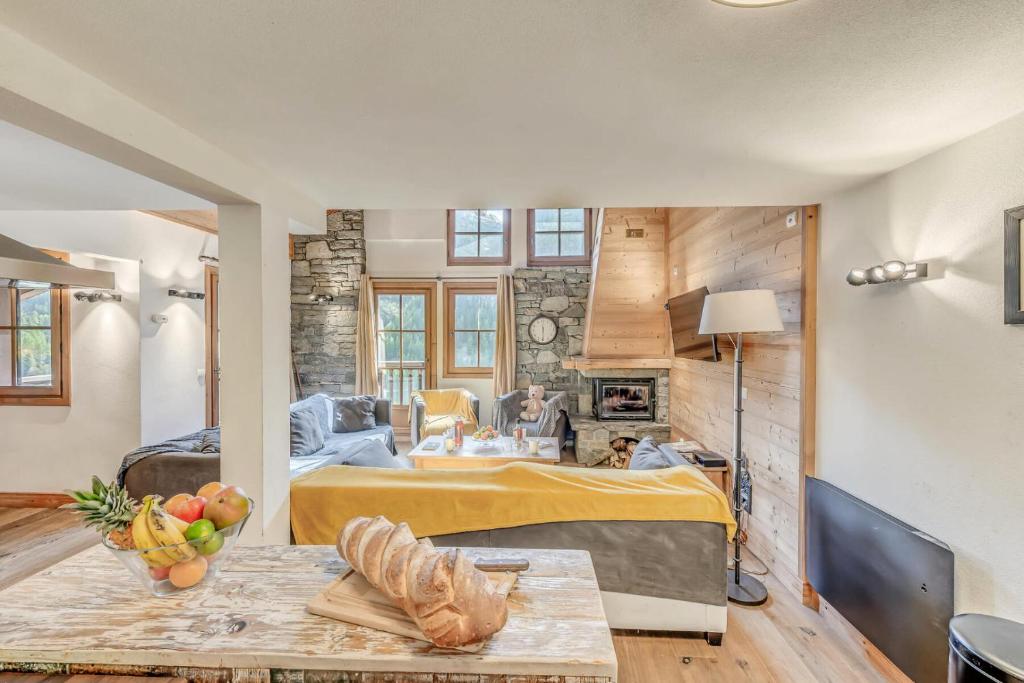 une chambre avec un lit et un salon dans l'établissement Chalet Crystal Ridge - Chalet - 129m2 - 6 chambres, 6 salles de bain MAE-3406, à Les Boisses
