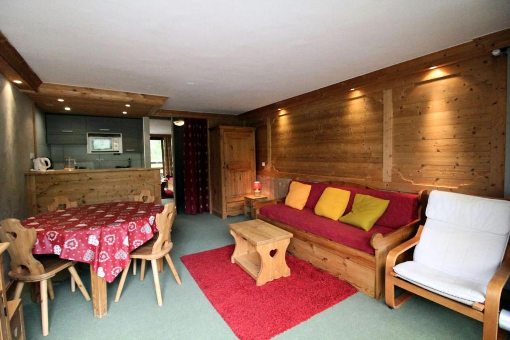 un salon avec un canapé et une table dans l'établissement Résidence Palafour - grand studio 4 - vue lac MAE-3388, à Tignes