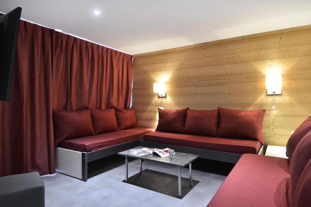 un salon avec un canapé et une table dans l'établissement Résidence Saint Jacques A - 5 Pièces pour 11 Personnes 20, à Mâcot La Plagne