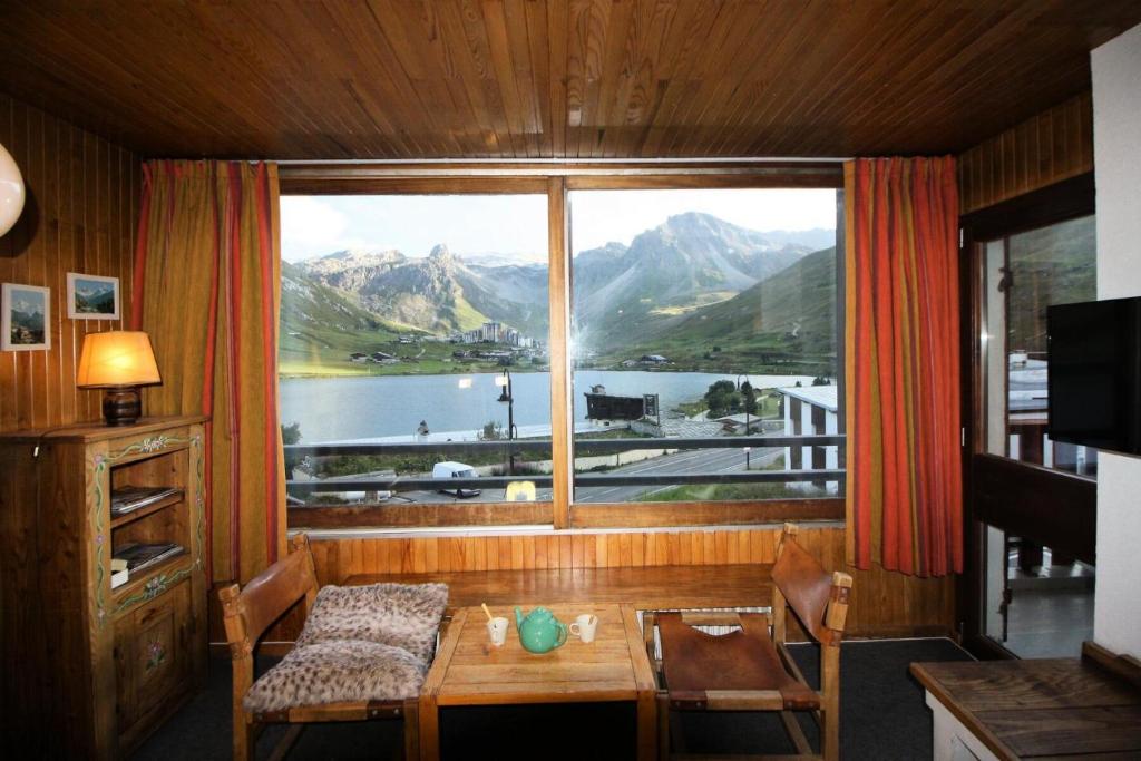 Cette chambre dispose d'une table et d'une grande fenêtre avec vue. dans l'établissement Résidence PrÉmou - 3 pièces 70m2 belle vue lac et Grande Motte MAE-3423, à Tignes