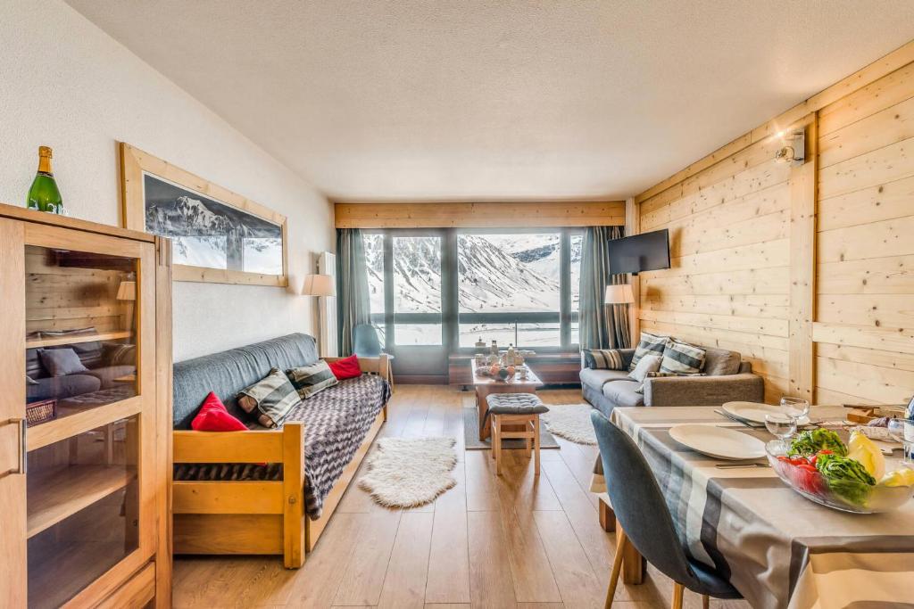 un salon avec un canapé et une table dans l'établissement Résidence Bec Rouge - Appartement rénové 3, ski au pied, vue lac MAE-3464, à Tignes