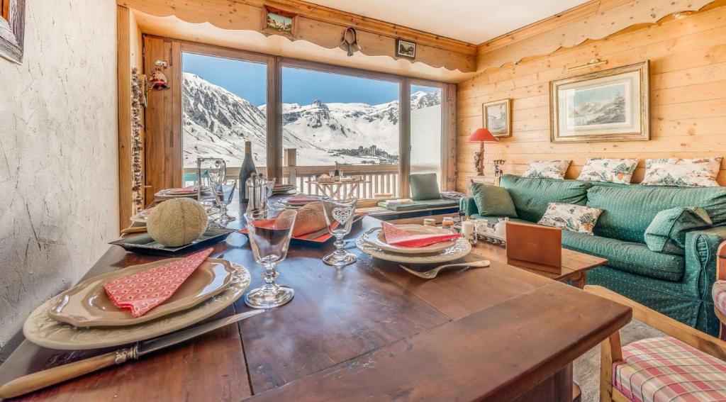 un salon avec une table et un canapé dans l'établissement Résidence Soleil - Appartement 3 - confortable, chaleureux, vue lac MAE-3438, à Tignes