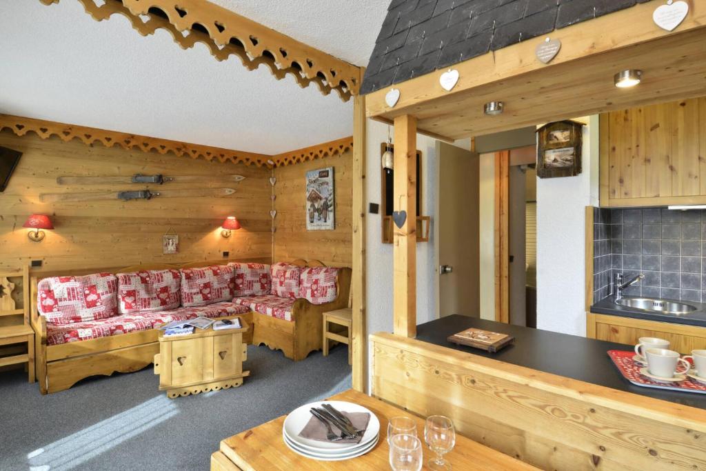 Cette chambre est dotée de murs en bois et d'aasteryasteryasteryasteryasteryasteryasteryasteryasteryasteryasteryasteryasteryasteryasteryasteryasteryasteryasteryas. dans l'établissement Résidence Pierre De Soleil - 2 Pièces pour 6 Personnes 575, à Mâcot La Plagne