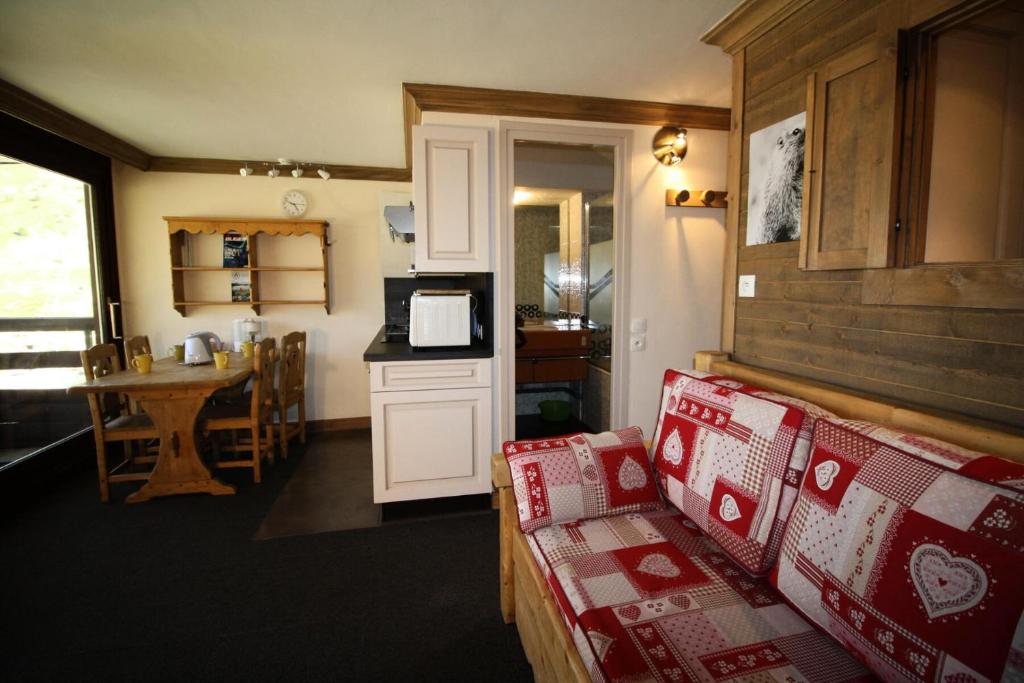 un salon avec un canapé et une cuisine dans l'établissement Résidence Palafour - Studio cabine 4 personnes pieds des pistes - balcon vue Grande Sassière MAE-3640, à Tignes