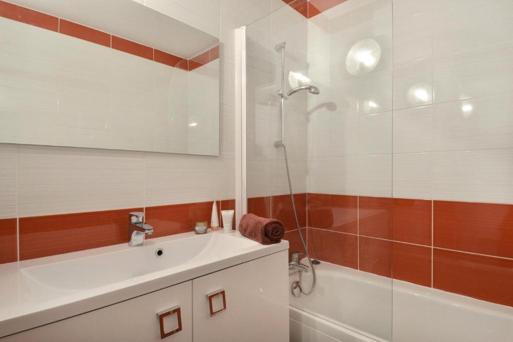 une salle de bain avec un lavabo et une douche dans l'établissement Résidence Saint Jacques A - 2 Pièces pour 5 Personnes 09, à Mâcot La Plagne