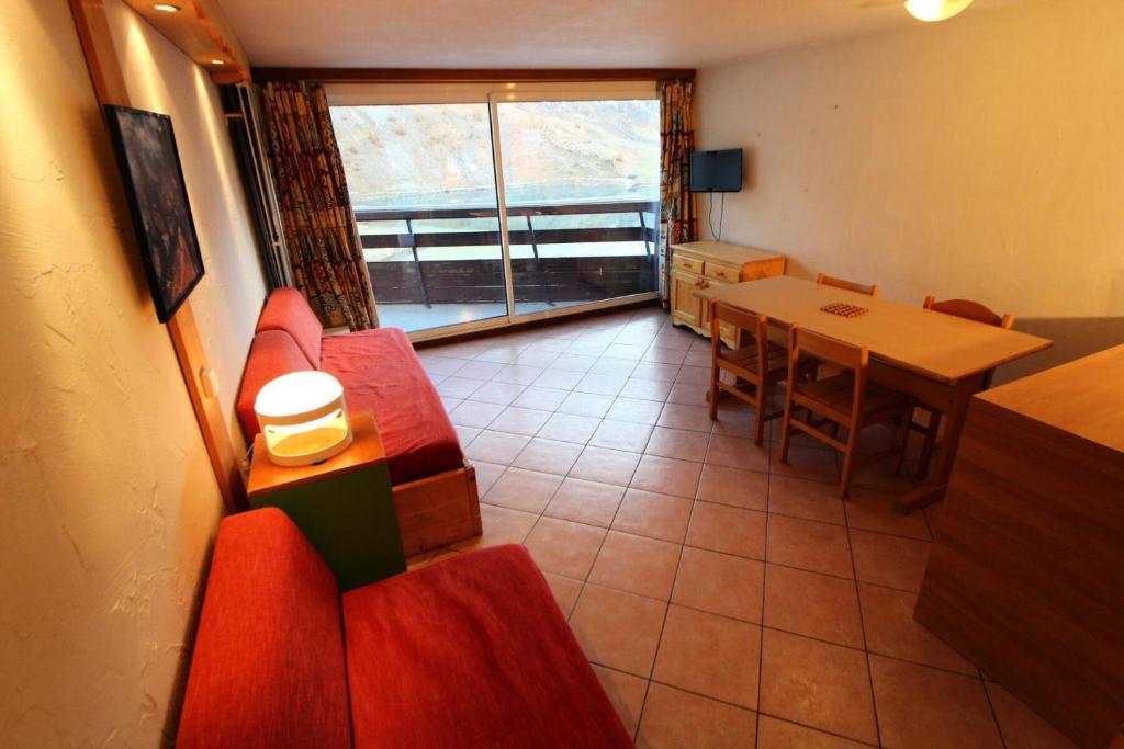 une pièce avec une table et des chaises et une salle à manger dans l'établissement Résidence Palafour - grand studio 4 - vue lac MAE-3686, à Tignes