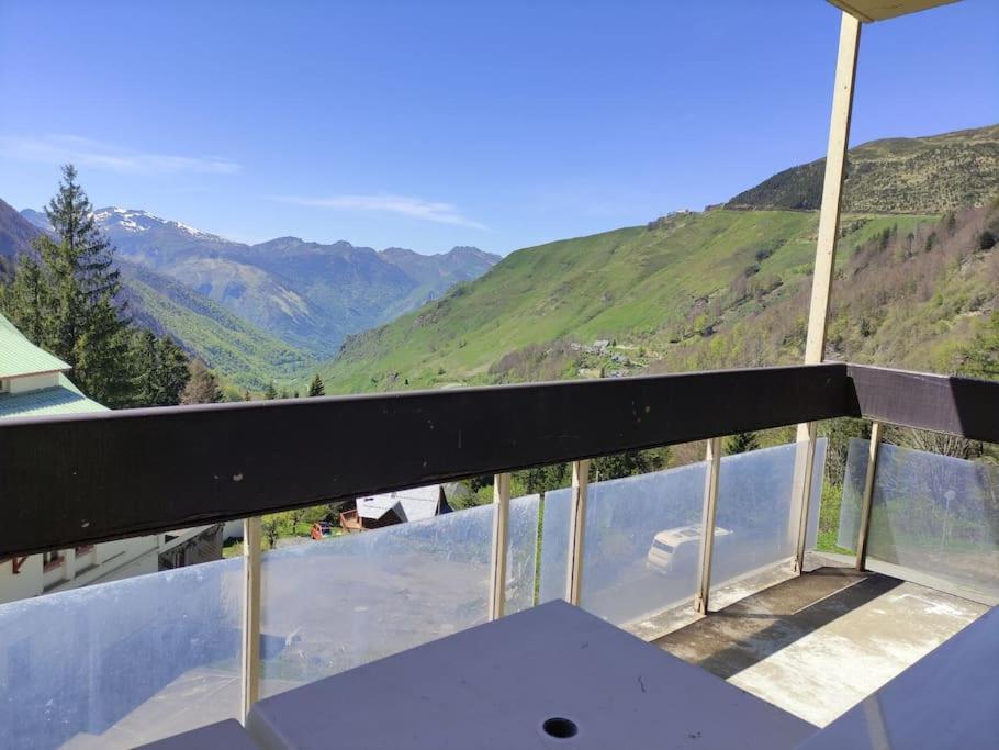 un balcon avec vue sur une montagne dans l'établissement Appartement avec joli point de vue, à Eaux-Bonnes