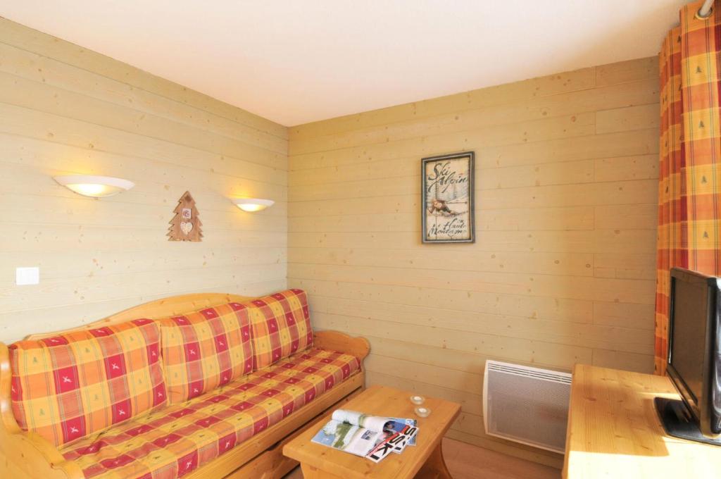un salon avec un canapé et une table dans l'établissement Résidence Aigue-marine - 2 Pièces pour 5 Personnes 82, à Mâcot La Plagne